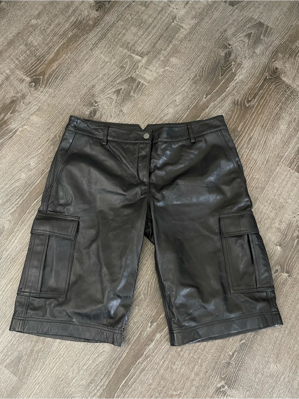 BCBGMAXAZRIA Black Genuine Lamb Leather Cargo Bermuda Shorts Size L Moto Y2K - Picture 7 of 7